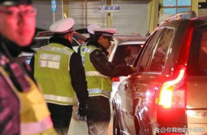 酒后叫代駕遇交警，河北男子大方打招呼并主動(dòng)接受檢測