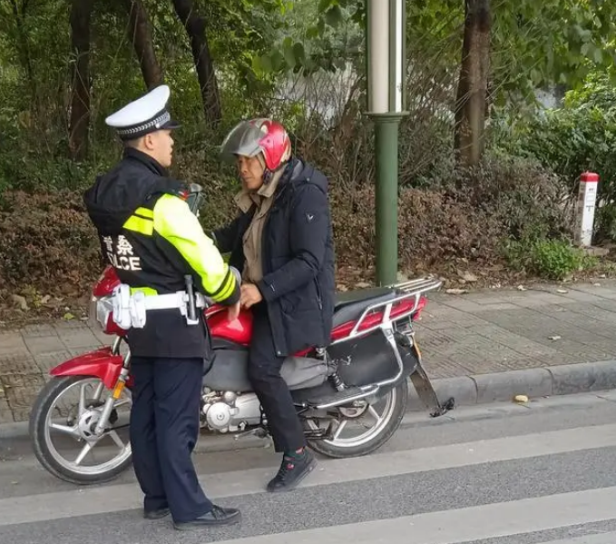 查處酒駕，只為大家的出行保駕護(hù)航